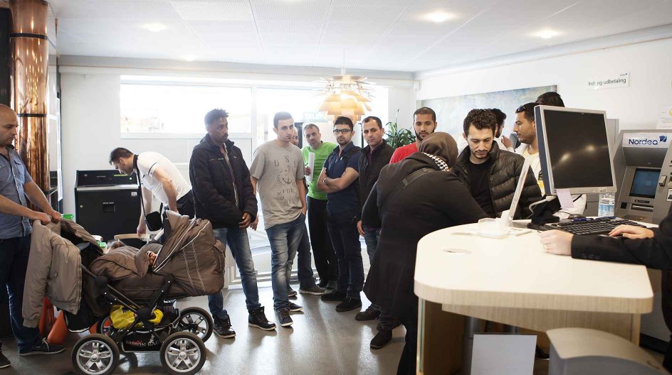 Husam Abbas lander med flyet fra Bornholm klokken 6.50. Hans fætter Sami, der bor i Malmø, tager imod ham i Københavns Lufthavn. De har ikke set hinanden i to år.