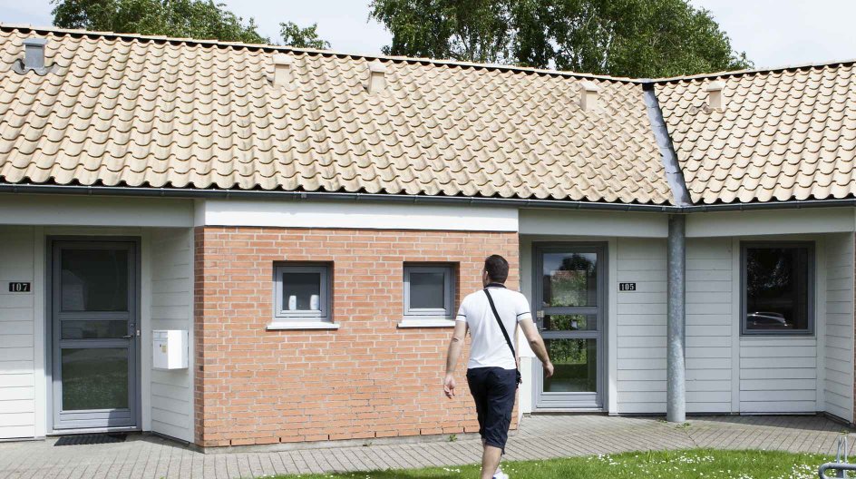 Husam Abbas lander med flyet fra Bornholm klokken 6.50. Hans fætter Sami, der bor i Malmø, tager imod ham i Københavns Lufthavn. De har ikke set hinanden i to år.