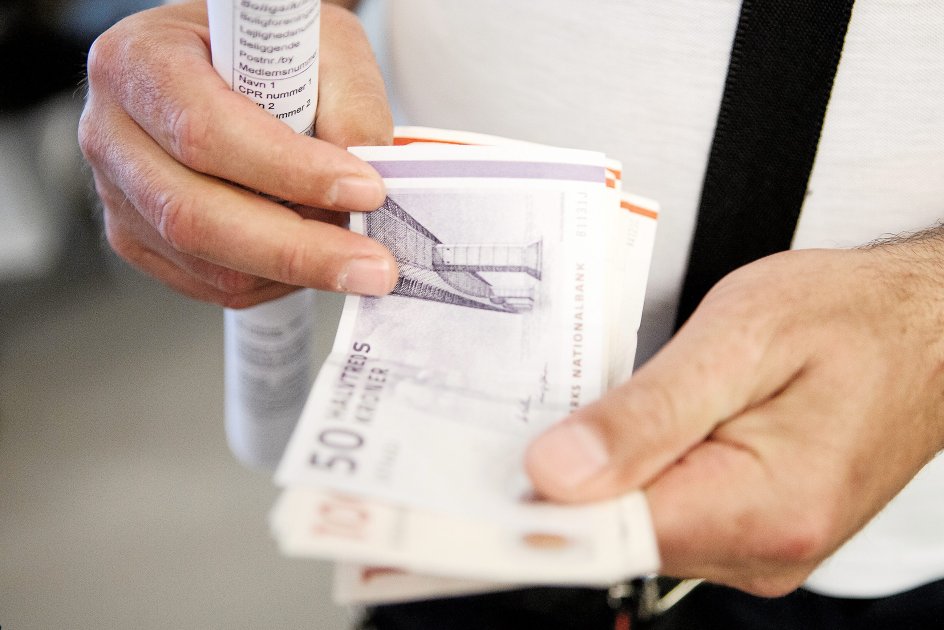 I en Nordea-bank i Odense får Husam Abbas udbetalt 3.700 kroner som et startbeløb til at leve for. Foto: Mette Frandsen
