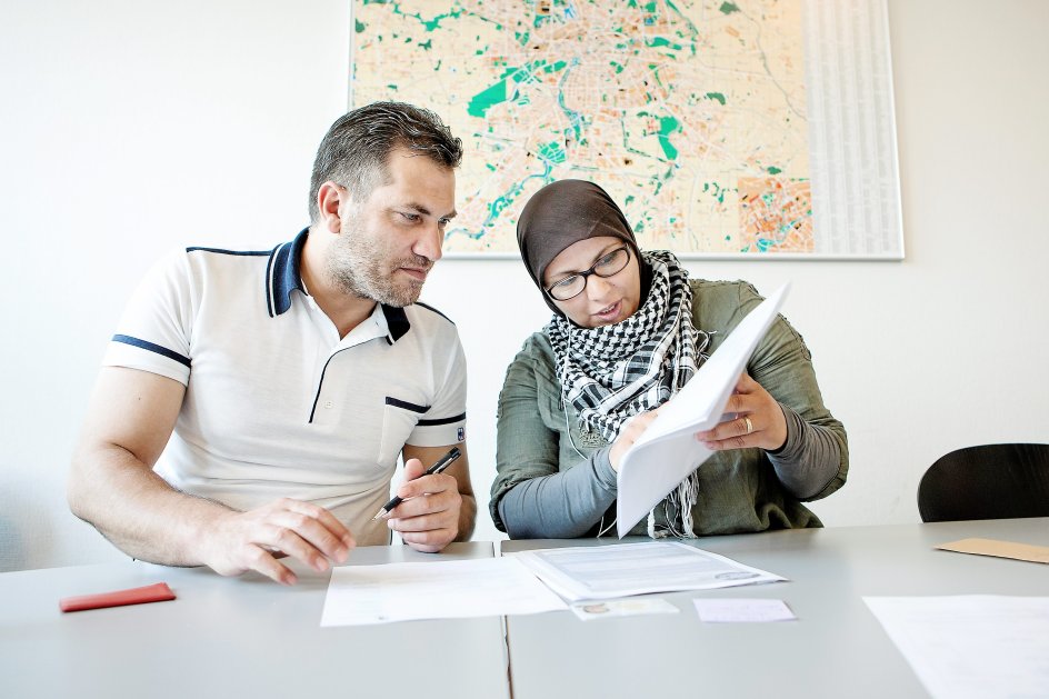 Husam Abbas får vejledning i at udfylde papirerne af jobcentrets medarbejder Rana Maoued. Foto: Mette Frandsen