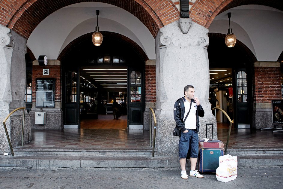 Ventetid på Københavns Hovedbanegård før turen går videre mod Husam Abbas' nye liv i Odense. Foto: Mette Frandsen