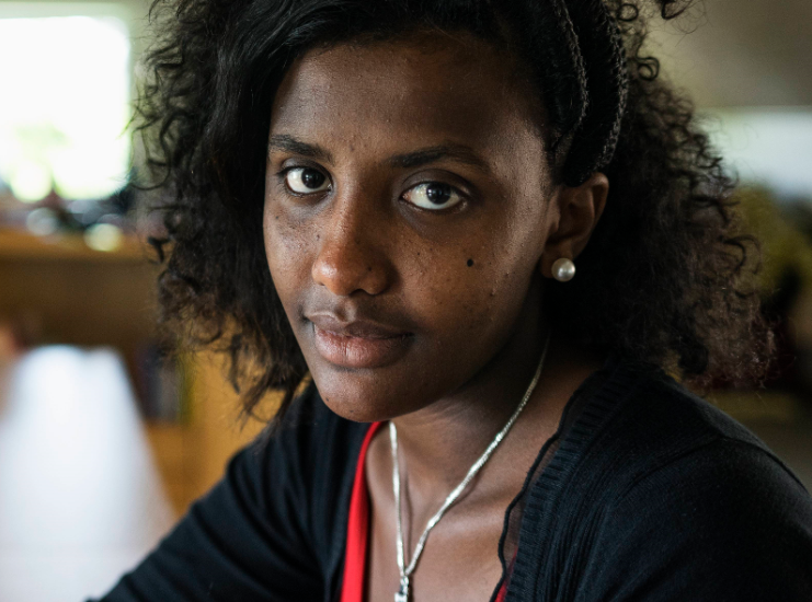 17-årige Rania Hamdi Abay fra Eritrea får hjælp til matematikopgaverne af Finn Freiesleben, der fungerer som frivillig lektiehjælper på asylcentret i Lyngby på Djursland.