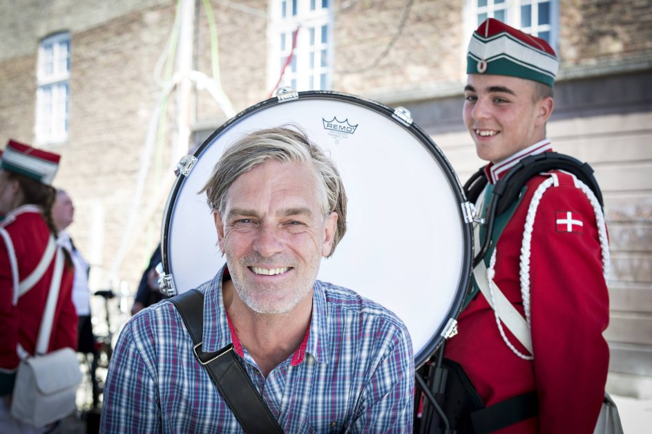 Danmark er bedst, når vi skaber fest ud af alting, mener Peter A.G. Nielsen, der her smiler i selskab med et bornholmsk gardeorkester.