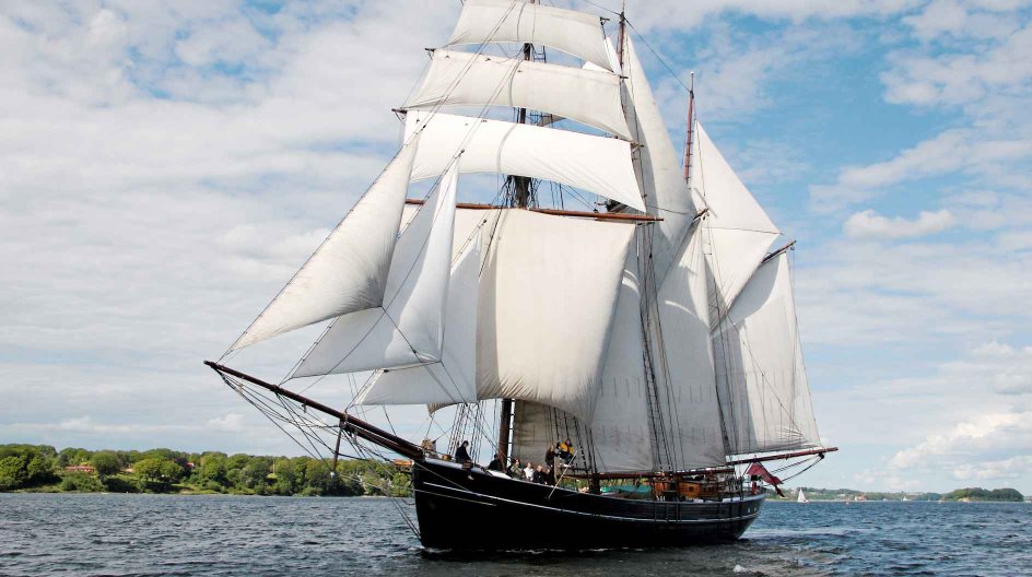 Kunstskibet M/S Bibiana lægger fra kaj i Helsingør 27. juli og fortsætter derefter ud til foreløbig 12 andre danske havne.