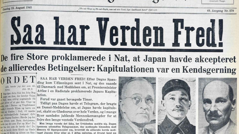 Kristeligt Dagblads forsider fra den 7. august (herover) og 15. august 1945 (herunder) omtaler henholdsvis Hiroshima-atombomben og Japans efterfølgende kapitulation. Som det kan ses, fokuserede artiklen om atombomben på, at den danske atomfysiker Niels Bohrs viden lå til grund for det nye, uhørt kraftige våben, der var blevet skabt