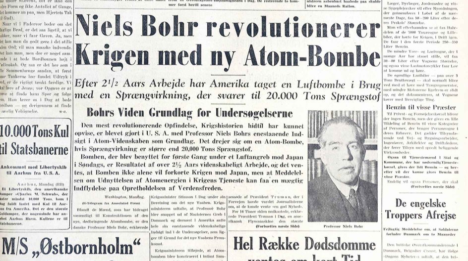 Kristeligt Dagblads forsider fra den 7. august (herover) og 15. august 1945 (herunder) omtaler henholdsvis Hiroshima-atombomben og Japans efterfølgende kapitulation. Som det kan ses, fokuserede artiklen om atombomben på, at den danske atomfysiker Niels Bohrs viden lå til grund for det nye, uhørt kraftige våben, der var blevet skabt. 