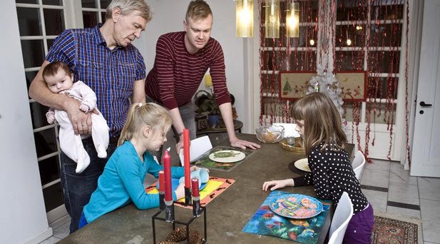 Kjartan og Mikkel er par og har fået tre børn ved hjælp af rugemor i USA. Fotograferet i hjemmet i Birkerød. Det er Kjartan til venstre i billedet.