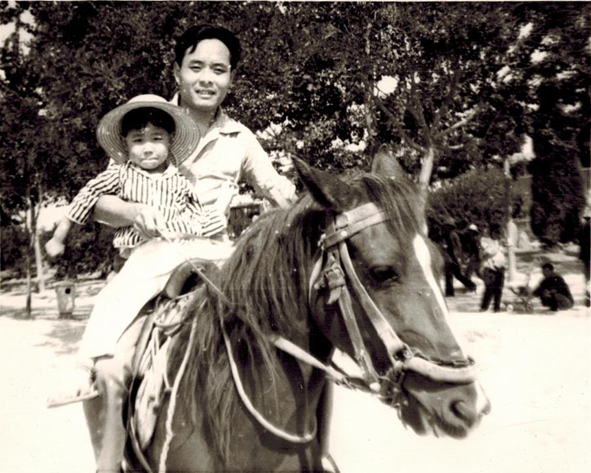 Xinxin med sin far til hest, cirka 1982. Ingen af dem kan huske, hvor fotoet er fra.