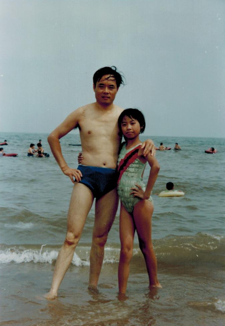 Med far på badeferie i Hebei-provinsen, cirka 1990.