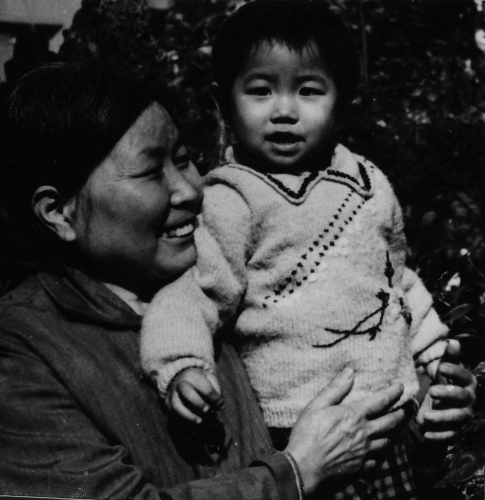 Xinxin med sin farmor i Sichuan-provinsen, cirka 1982.