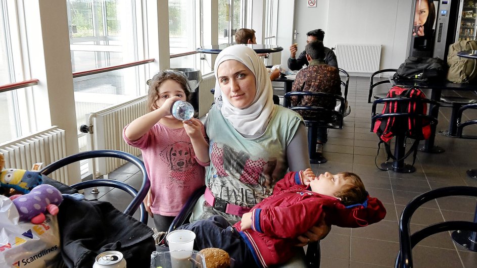 Sara, 29 år, er flygtet fra Damaskus i Syrien med sine to børn. Hun håber på at blive genforenet med sin mand, som flygtede til Sverige for et år siden.