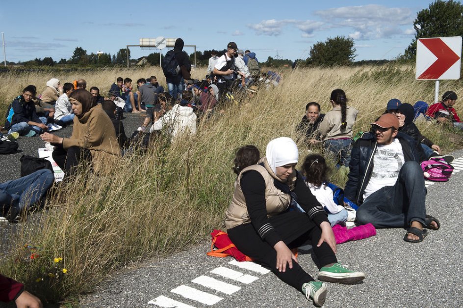 Her holder en stor gruppe flygtninge og migranter pause ved motorvejen. De er på vej nordpå fra Rødby på Lolland. Mange af dem ønsker at søge asyl i Sverige, hvor deres familie opholder sig.