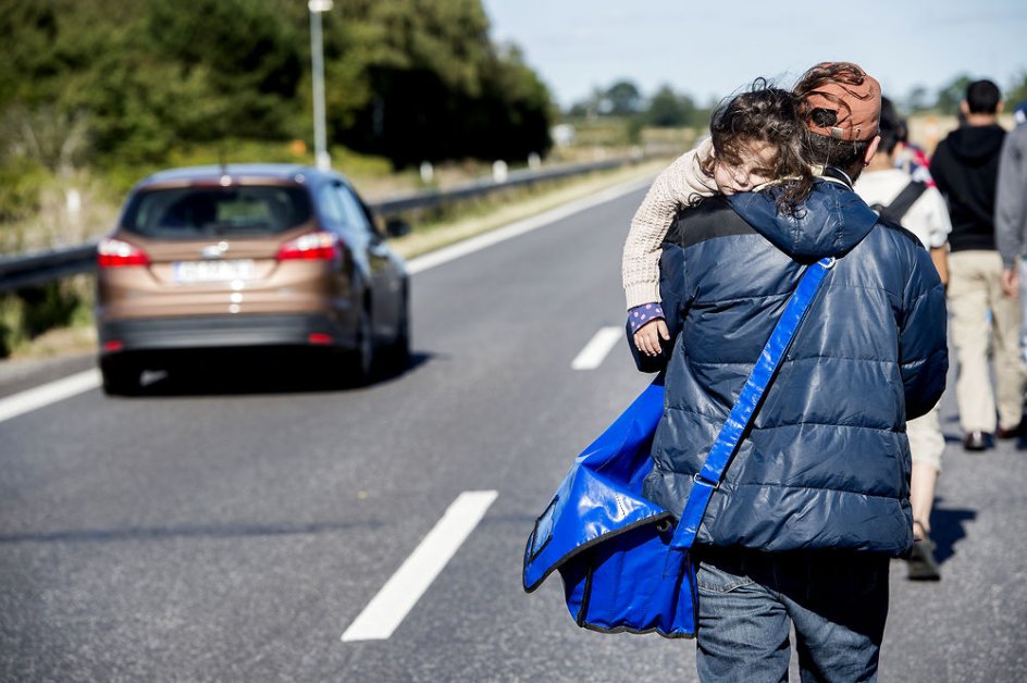 Flygtninge fra Mellemøsten har været på flugt i mange dage. Nogle nåede målet i går i Rødby, mens andre fortsatte lands Sydmotorvejen mod Sverige.