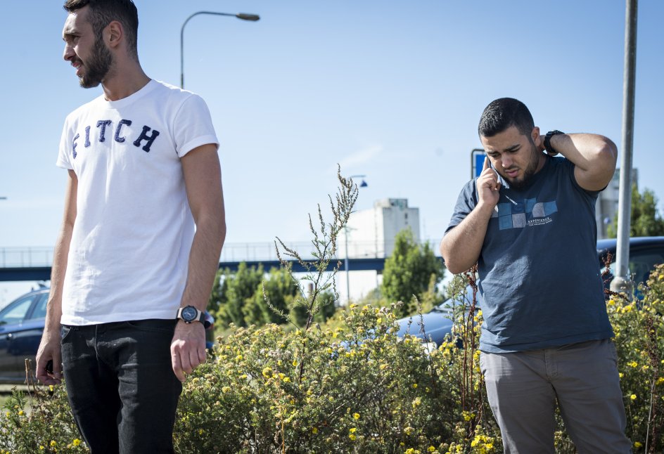 Edis (tv.) er 22 år og stammer oprindeligt fra Makedonien. I dag er han aktiv i Venligboerne og forsøgte i går forgæves at bringe mad og vand ind til flygtningene i det ventende tog.