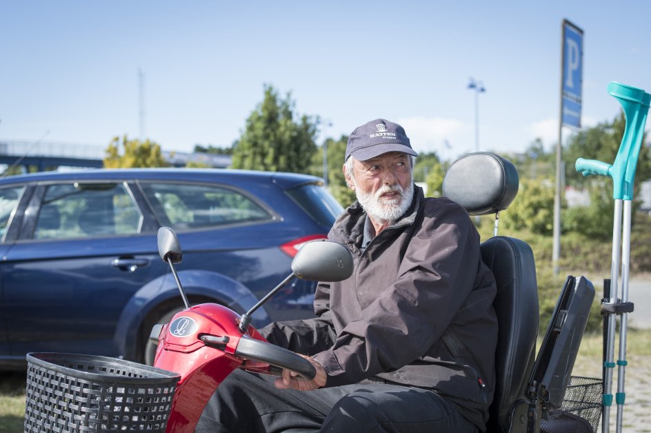 Leif Olsen mødte en gruppe flygtninge i den lokale skov. De spurgte om vej til Sverige, og Leif Olsen rådgav dem til at gå mod nord.