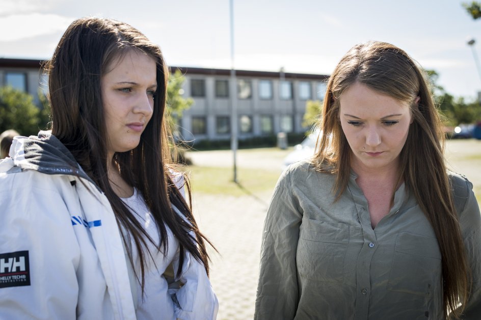 Søstrene Melanie Vellier (tv.) og Jessica Vellier er mødt op for at vise deres sympati med flygtningene.
