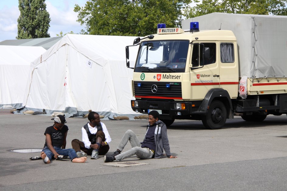 I løbet af bare en dag fyldtes et provisorisk modtagecenter i forstaden Spandau med cirka 700 flygtninge. De fleste er fra Syrien, Irak, Afghanistan og Eritrea. Efter ankomsten er de alle udmattede, men ingen har haft behov for medicinsk behandling.