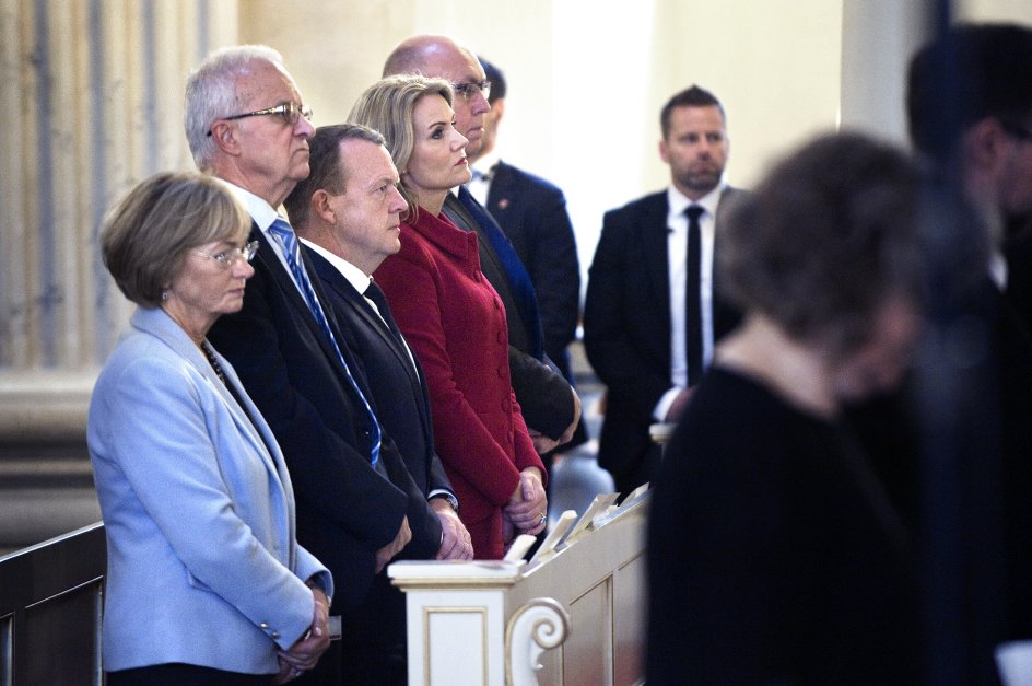 Folketingets formand, Pia Kjærsgaard (DF), hendes mand statsrevisor Henrik Thorup, statsminister Lars Løkke Rasmussen (V), hans forgænger Helle Thorning-Schmidt (S) og Kristian Pihl Lorentzen (V), der ligesom Thorning er medlem af Folketingets præsidium, lytter til gudstjenesten.