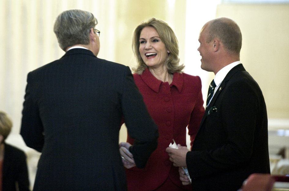 Det var en veloplagt Helle Thorning-Schmidt (S), som hilste på justitsminister Søren Pind (V) og den nye forsvarsminister Peter Christensen (V).