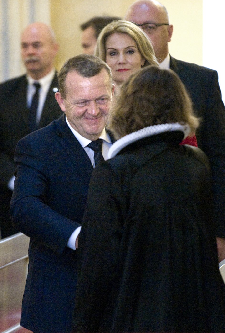 Statsminister Lars Løkke Rasmussen (V) hilser på biskop Marianne Christiansen efter gudstjenesten, mens Helle Thorning-Schmidt (S) også er klar til at hilse på.