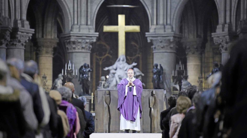 Paris' ærkebiskop Andre Vingt-Trois stod i går for en stor mindehøjtidelighed i Paris' domkirke, Notre Dame. Til stede var en lang række af Frankrigs førende politikere, deriblandt den tidligere præsident Valery Giscard d'Estaing og tidligere premierminister Francois Fillon. - 