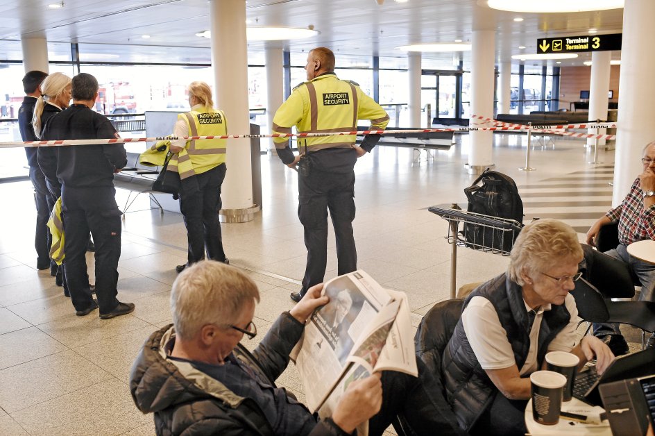 Danskerne har efterhånden vænnet sig til terrortrusler i deres hverdag. Så sent som i går evakuerede politiet alle passagerer i Københavns Lufthavns Terminal 3, efter at en mistænkelig kuffert var blevet fundet. Situationen opstod, efter at en passager overhørte to personer i lufthavnen tale om en bombe. Det viste sig senere, at de to anholdte blot havde joket om en bombe i bagagen, og politiet afblæste efterfølgende evakueringen. -