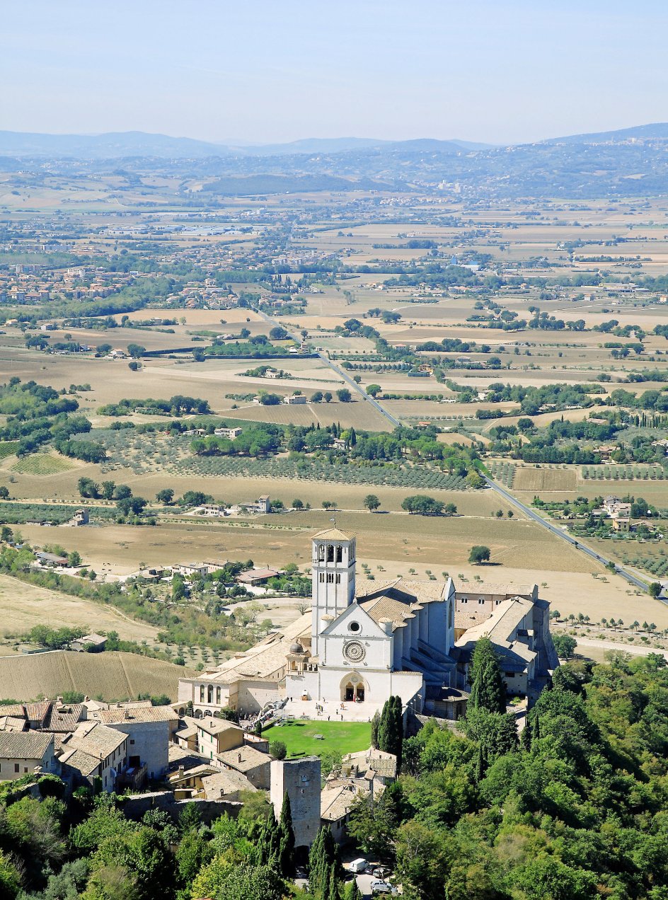 Umbrien, her med pilgrimsbyen Assisi i forgrunden, er en forholdsvis øde region, som også kaldes Italiens grønne hjerte eller Trøffellandet på grund af den frodige jord og de mange trøfler. -