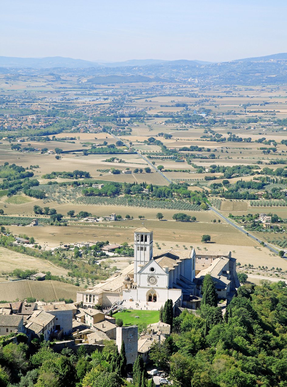 Umbrien, her med pilgrimsbyen Assisi i forgrunden, er en forholdsvis øde region, som også kaldes Italiens grønne hjerte eller Trøffellandet på grund af den frodige jord og de mange trøfler. - 