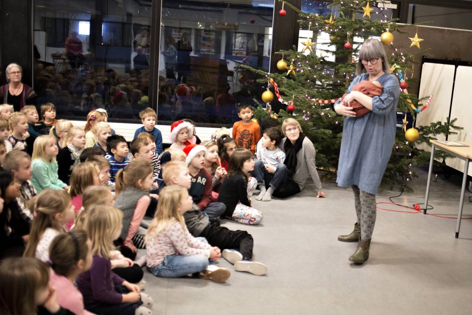 Da stykket er slut, og alle på gulvet har klappet, samles 2.b i klassen, hvor dagens låge i den digitale julekalender skal åbnes.