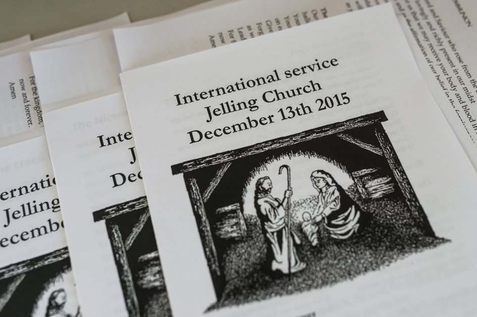 I Jelling bor i alt 400 asylsøgere på et af Røde Kors' asylcentre. Hver måned holder Jelling kirke international gudstjeneste.