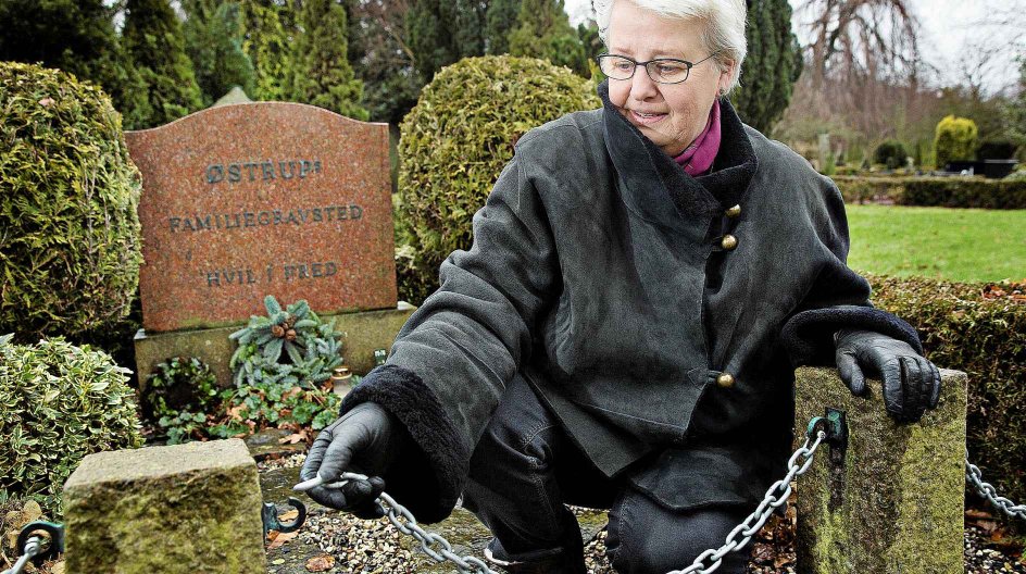 ”Det bliver ikke personligt på samme måde, hvis man ikke ved, hvor man skal lægge blomster, når man er på besøg. Et gravsted giver noget mere nærhed til de døde,” siger Lilian Østrup Søgaard om sin families snart 100 år gamle familiegravsted. 