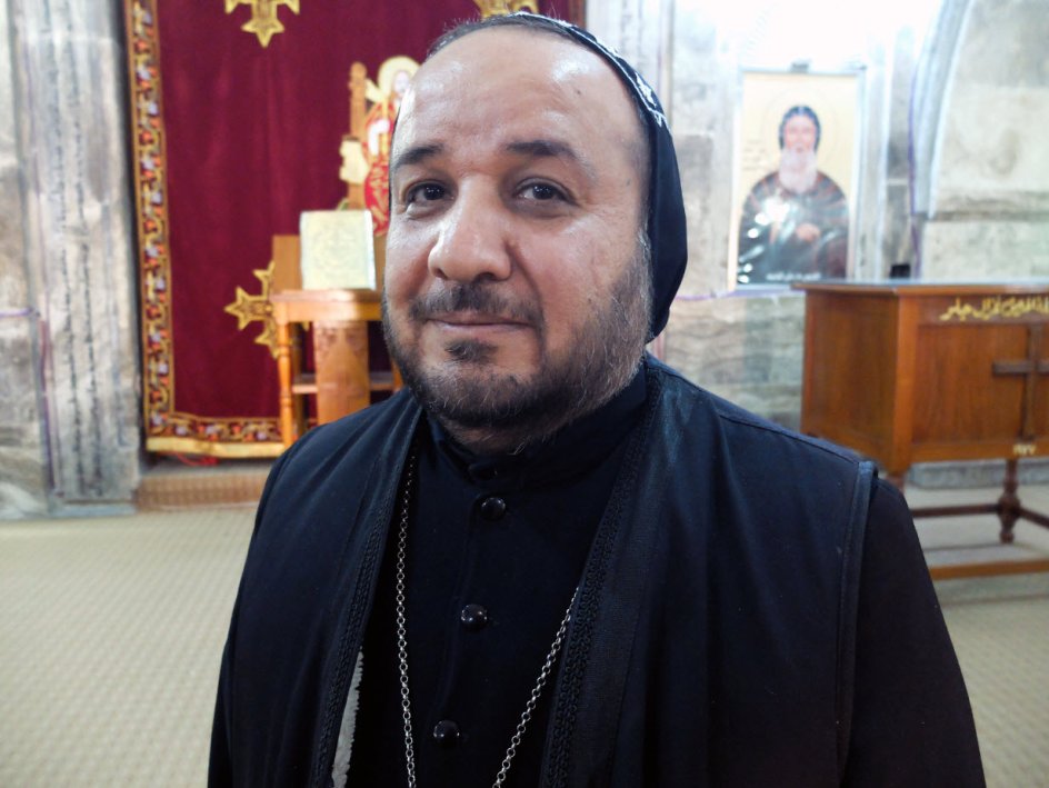 41-årige fader Yousif måtte selv flygte fra Mosul for 10 år siden, da hans storebror blev dræbt. I dag kan han ikke længere se, hvor i Mellemøsten han som kristen kan tage hen og føle sig sikker.