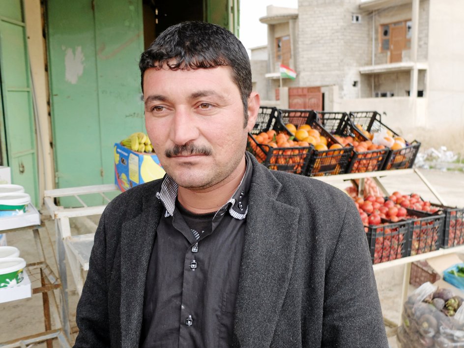 32-årige Sabry Qaro er en af få yazidier, der har trodset udfordringerne og prøver at få en hverdag til at fungere i Sinjar. Han har netop åbnet en grønthandel i byen.
