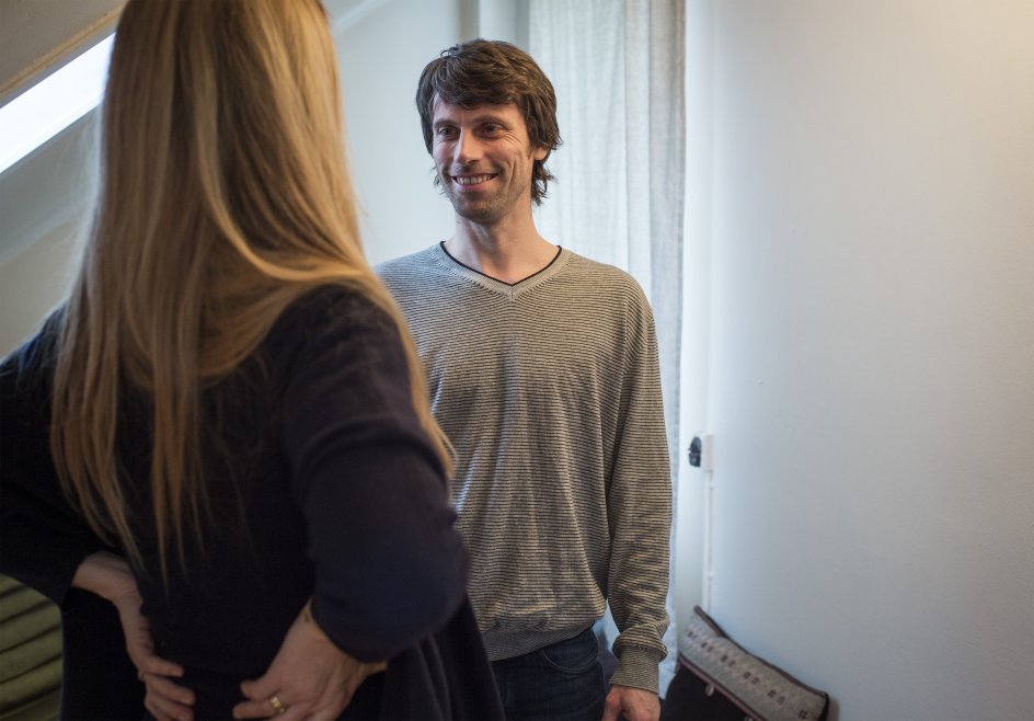 Martin Heese tilbyder te til den indledende samtale, for inden behandlingen skal der etableres en tryg kontakt. Han forklarer, at det kan opleves intenst med berøringen, og at man efterfølgende kan opleve følelsesmæssige reaktioner.