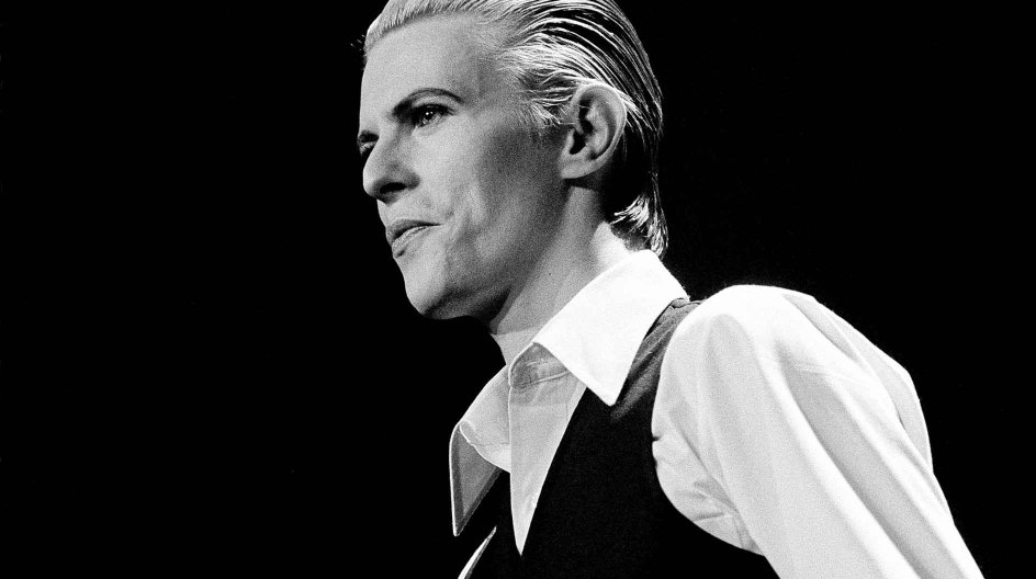 David Bowie, der døde den 10. januar i år af kræft, arbejdede med mange ansigter og karakterer i sit univers. Her på scenen i København 1976. -