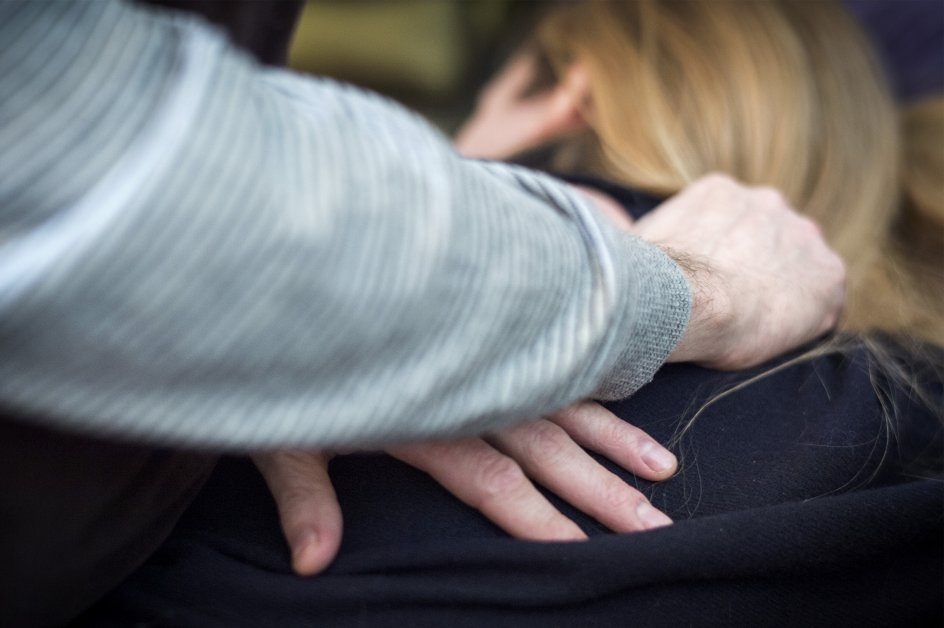 Martin Heese lader hænderne hvile fast og længe på klientens ryg, inden han flytter hænderne til skuldrene. Det kan ligne massage, men er cuddling, som direkte oversat fra engelsk betyder ”kramning”. Når man booker en time hos en cuddler, får man en times kropskontakt, men det handler ikke om at lege kærester.  