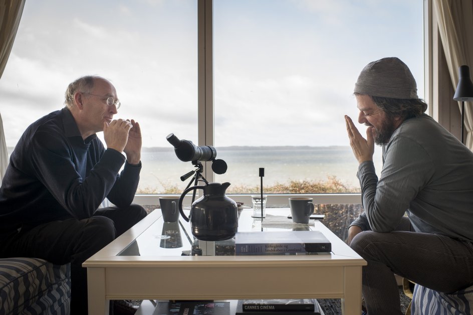 Poul Nesgaards (tv.) og Anders Lund Madsens samtale om venskab finder sted i og ved Nesgaards sommerhus ved Roskilde Fjord.