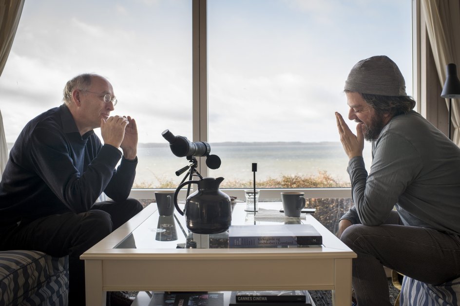 Poul Nesgaards (tv.) og Anders Lund Madsens samtale om venskab finder sted i og ved Nesgaards sommerhus ved Roskilde Fjord. 