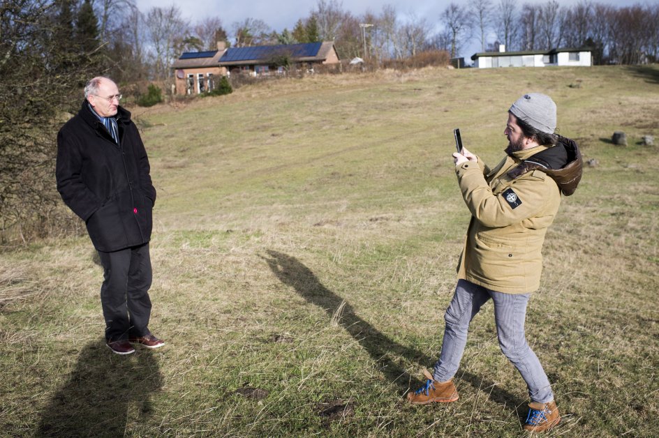 52-årige Anders Lund Madsen mødte 63-årige Poul Nesgaard første gang, da han var journalistelev på Ekstra Bladet i 1990'erne. Det var til et interview, og Poul Nesgaard var hans forbillede.