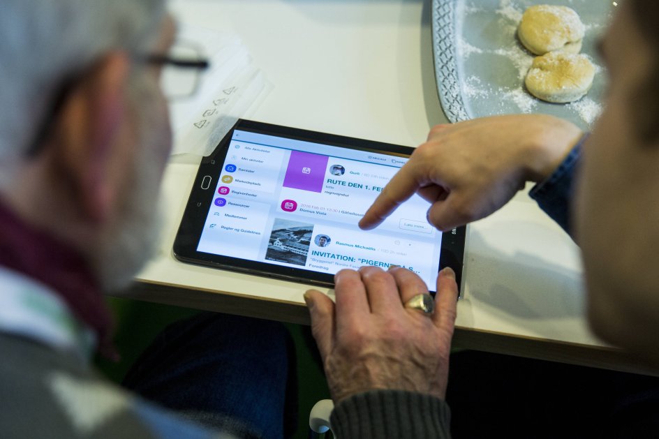 Medlemmer af Gåfællesskabet Domus Vista afprøver en app til ældre, hvor de kan udveksle tjenester med hinanden.