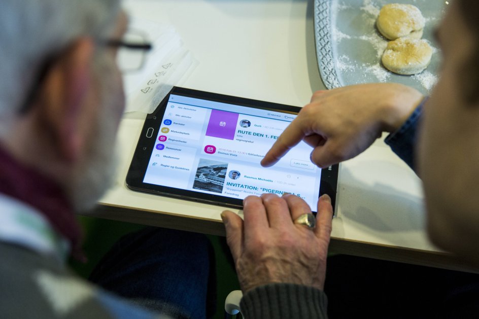 Medlemmer af Gåfællesskabet Domus Vista afprøver en app til ældre, hvor de kan udveksle tjenester med hinanden. 