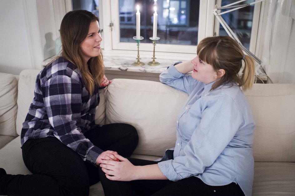 ”Vi har heller aldrig haft samme omgangskreds, vi har ikke læst det samme, vi har ikke boet samme sted. Vi kender hinandens venner, men det er, fordi vi har mødt dem til en fødselsdag," fortæller Amalie Utzon.