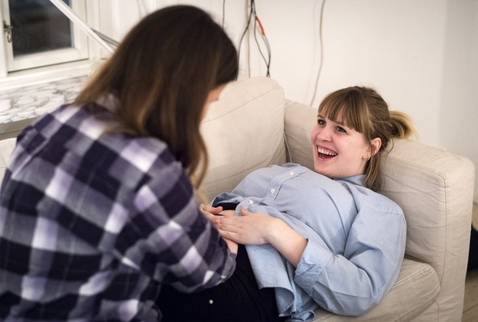 Nu står de over for en ny livsfase. Selvom Amalie Utzon er den første af Emilie Kauffeldt Wegeners venner, der får børn, har Amalie Utzon andre venner, der er blevet forældre.