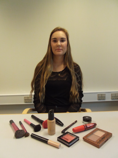 Christina Tinor-Zenti med sine makeup-produkter.