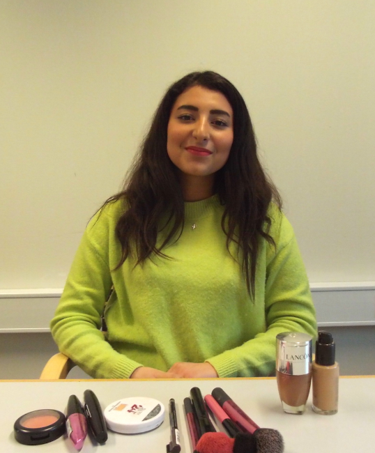 Diana Pourzeynal synes det er synd for drenge, at de ikke bruger makeup.