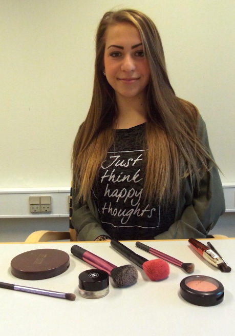 Luna Linnea Theisen var 15 år, da hun begyndte at bruge makeup.