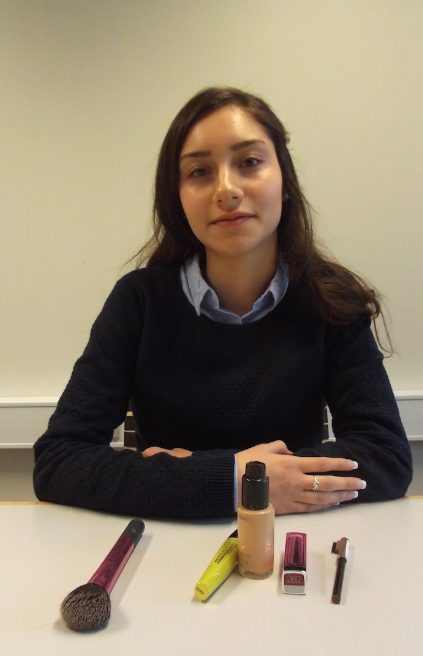 Sara Hussayn Asem med sine makeup-produkter.