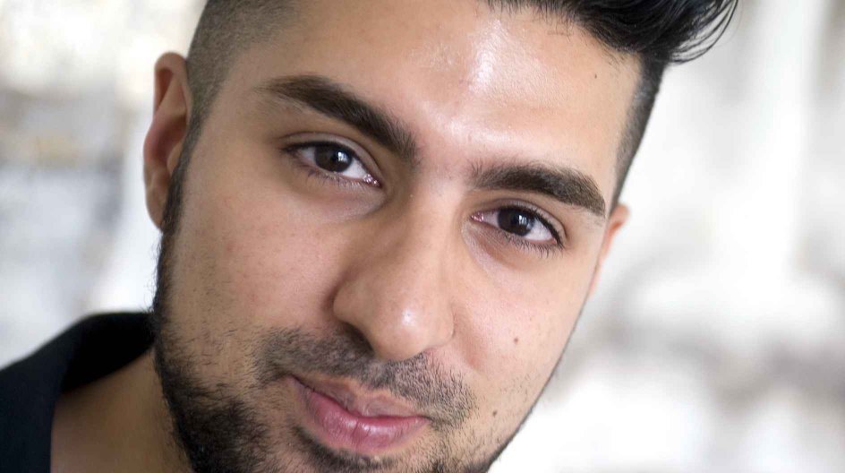 Der er mange unge muslimer, som oplever udfordringer, når det kommer til identitet og kærlighed, og det forsøger jeg at vise med min digtsamling, fortæller bogaktuelle Danial Khalil.