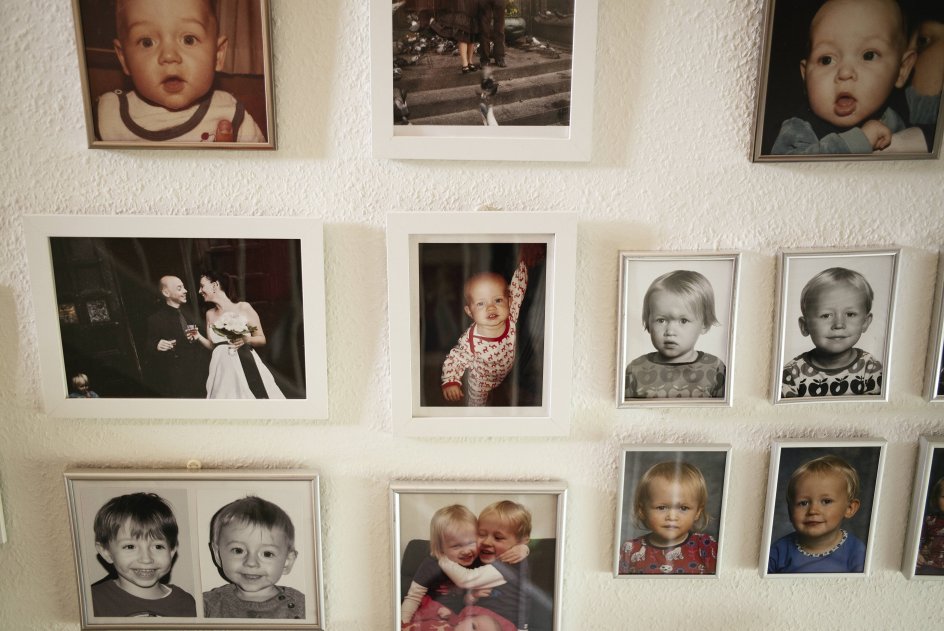 På en af væggene i sit hus har Ilse Broue Gottlieb en samling med billeder af Esther.