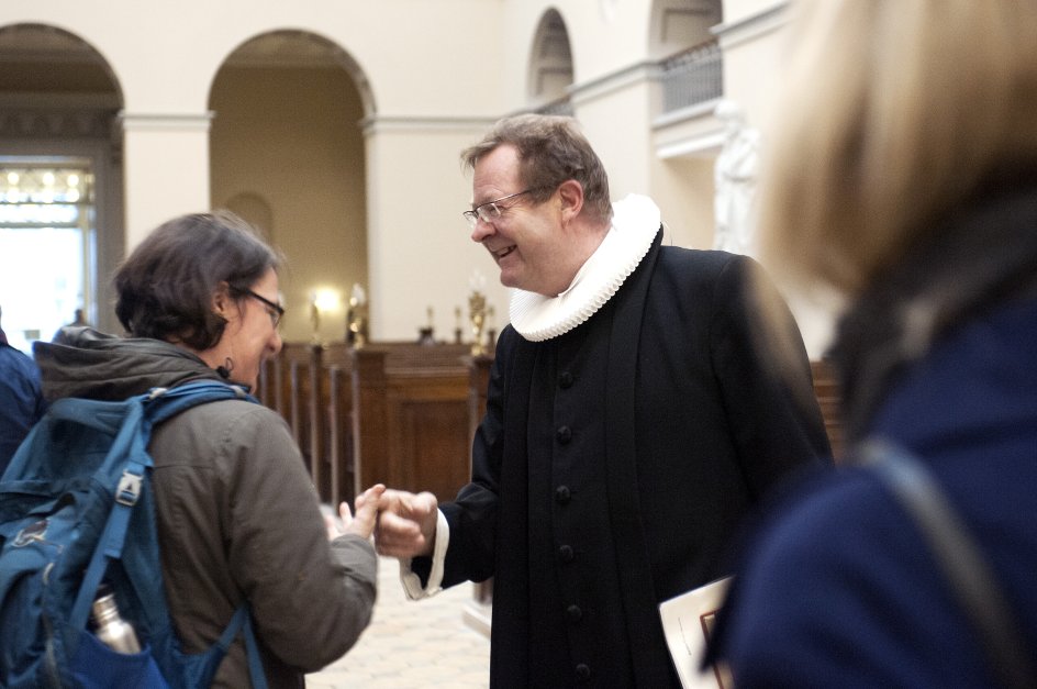 Jesper Stange er en af fem præster i Vor Frue Kirke, hvis stemme kan høres under Morgenandagten. Her hilser Jesper Stange på kirkegængerne.